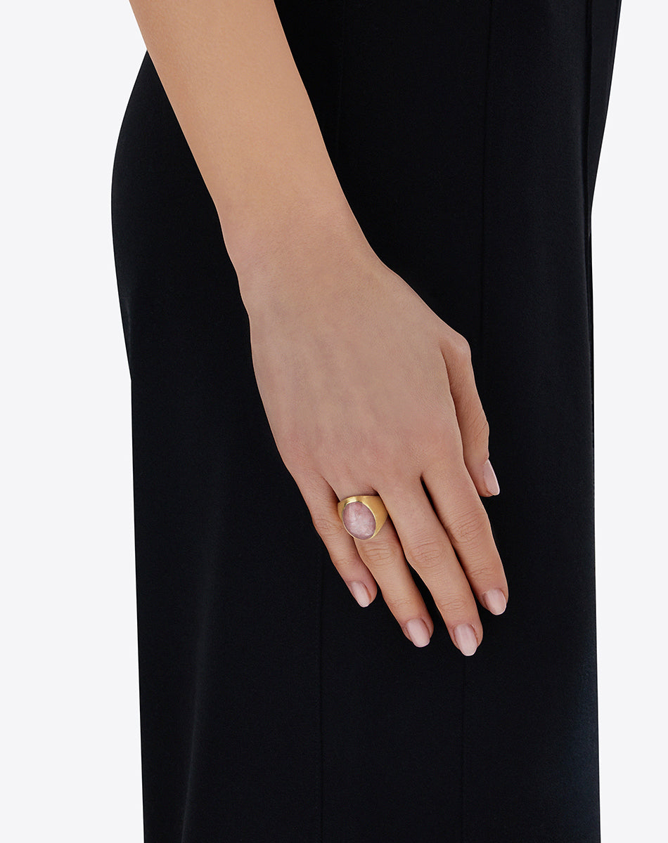 Rosolio “Muse” signet ring in engraved gold, strawberry quartz and rock crystal (large)