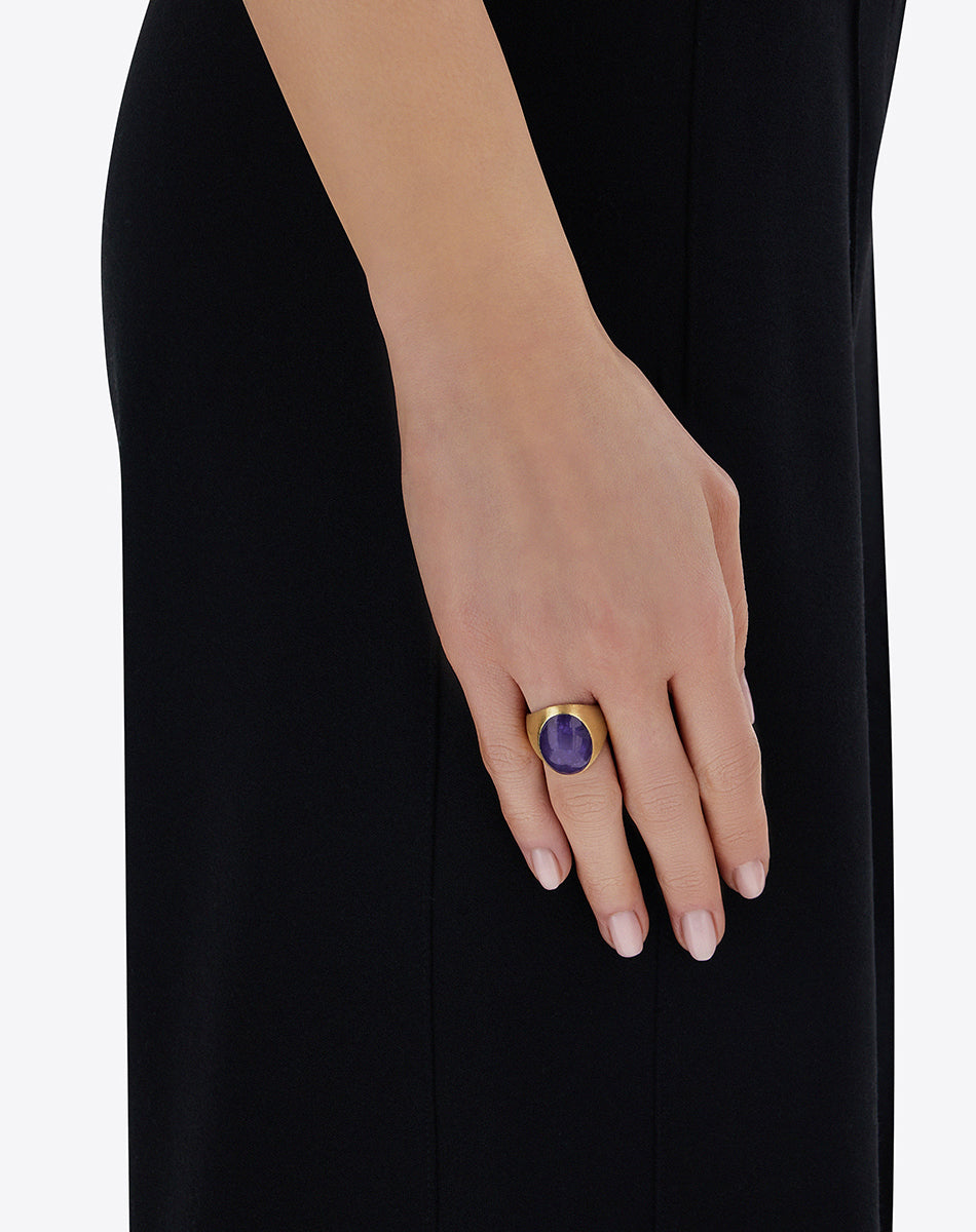 Violetta “Muse” signet ring in engraved gold, lepidolite and mother-of-pearl (large)