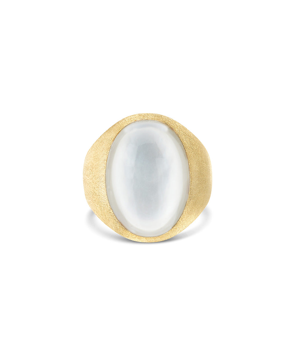 Dolcevita “Muse” signet ring in engraved gold, mother-of-pearl and rock crystal (large)