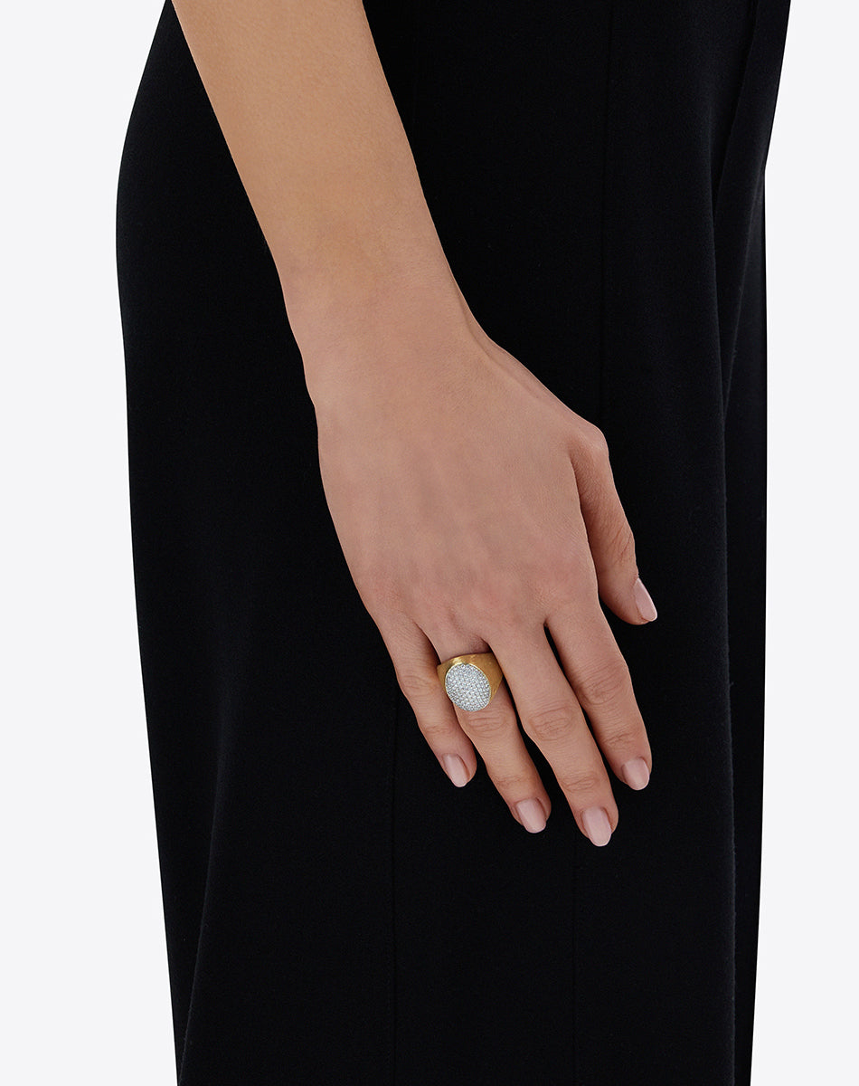“Muse” signet ring in engraved gold and pavé diamonds (large)