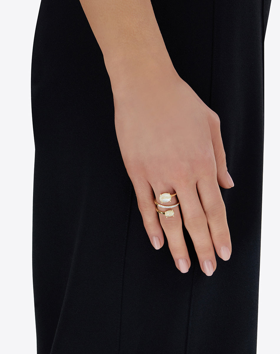 "Ipanema Duna" bypass ring in polished gold, with doublet in rutilated quartz, mother-of-pearl and diamonds