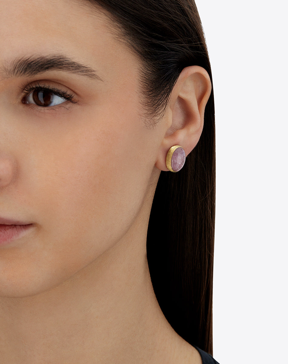 Rosolio “Muse” stud earrings in engraved gold, strawberry quartz and rock crystal (small)
