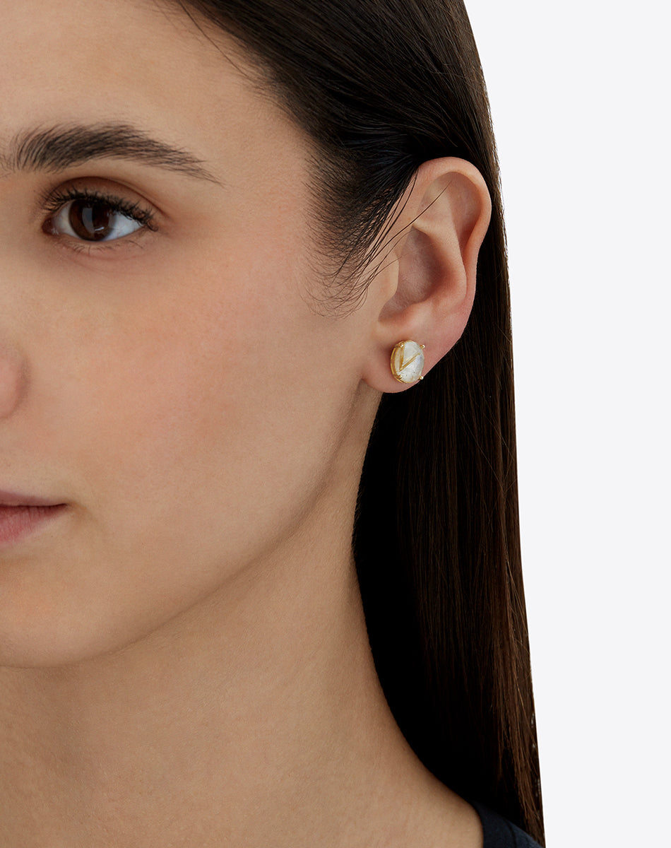 "Ipanema Duna" stud earrings in polished gold with doublet of rutilated quartz and mother-of-pearl (large)