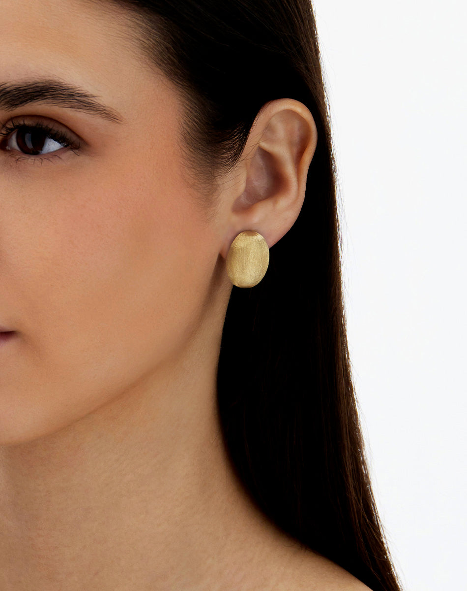 "Muse" gold pearl stud earrings (medium)