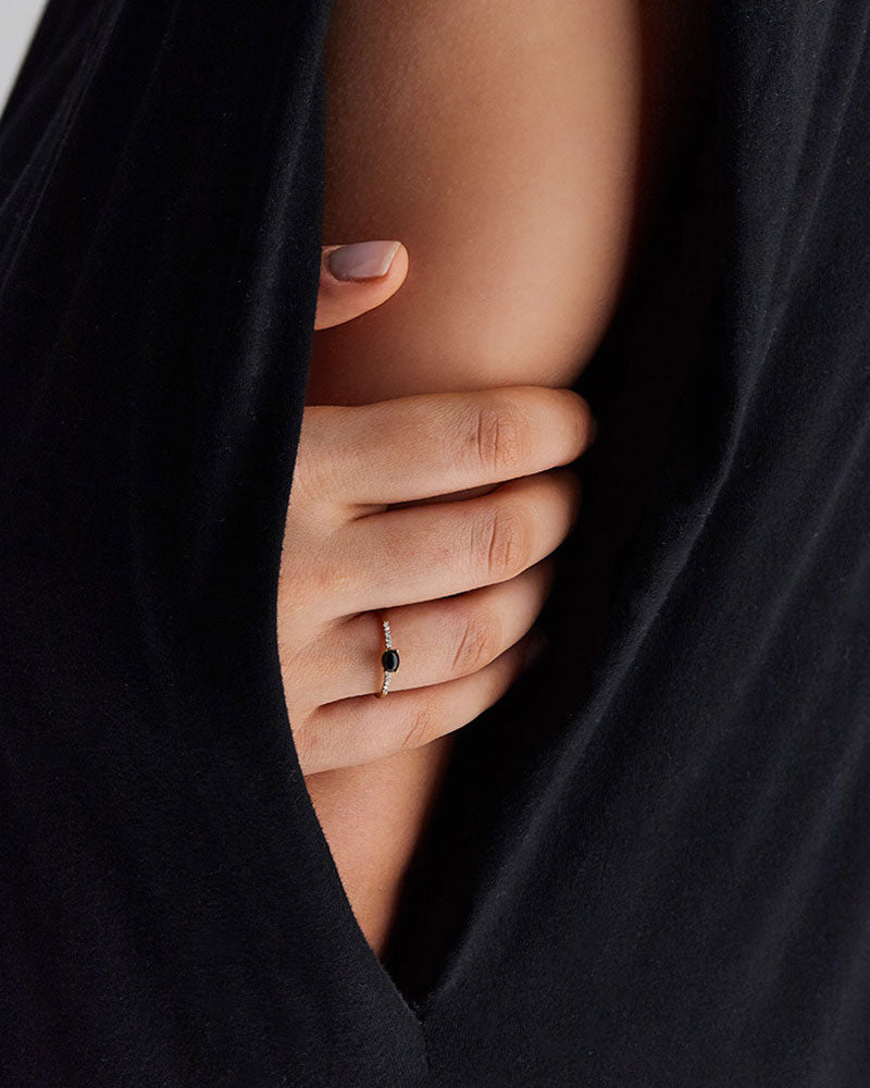 "Mystery Black" Gold, diamonds and Black onyx tiny ring