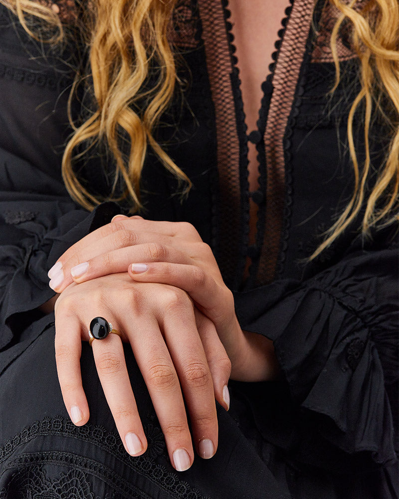 "Mystery Black" Gold and diamonds ring with big Onyx boule