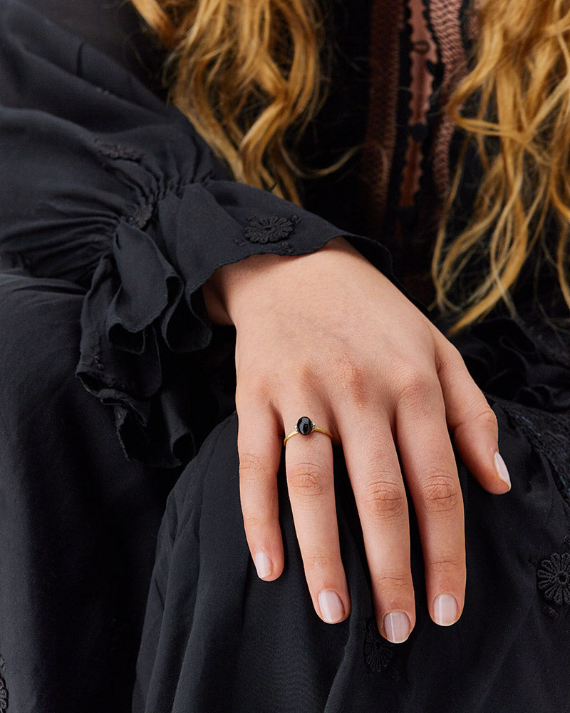 "Mystery Black" Gold and diamonds ring with small onyx boule