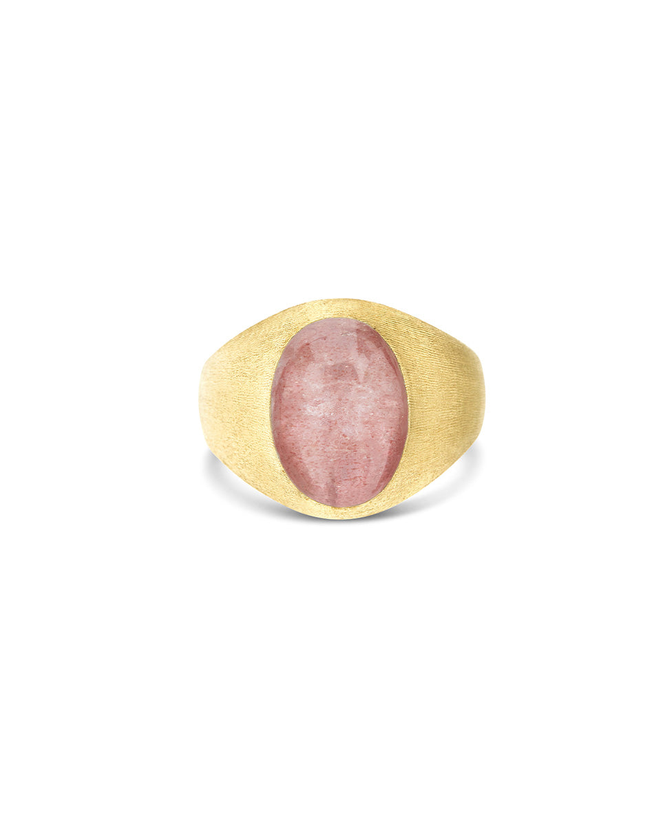 Rosolio “Muse” signet ring in engraved gold, strawberry quartz and rock crystal (small)