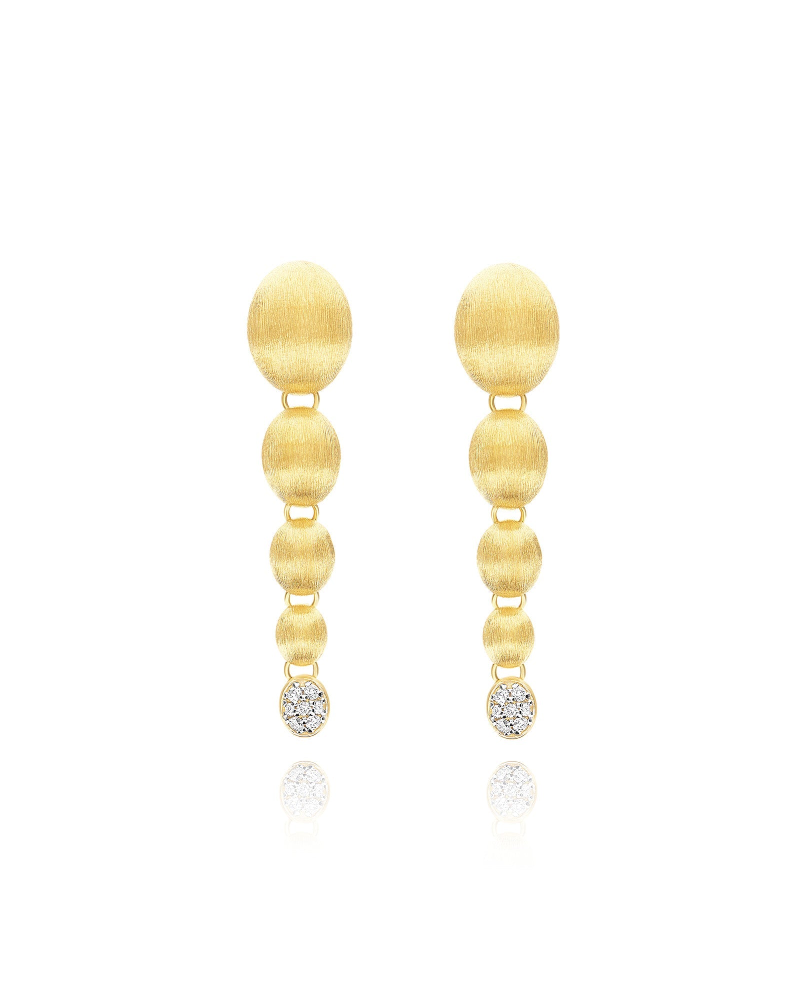 Nuvole earrings (baby), in engraved gold and diamonds