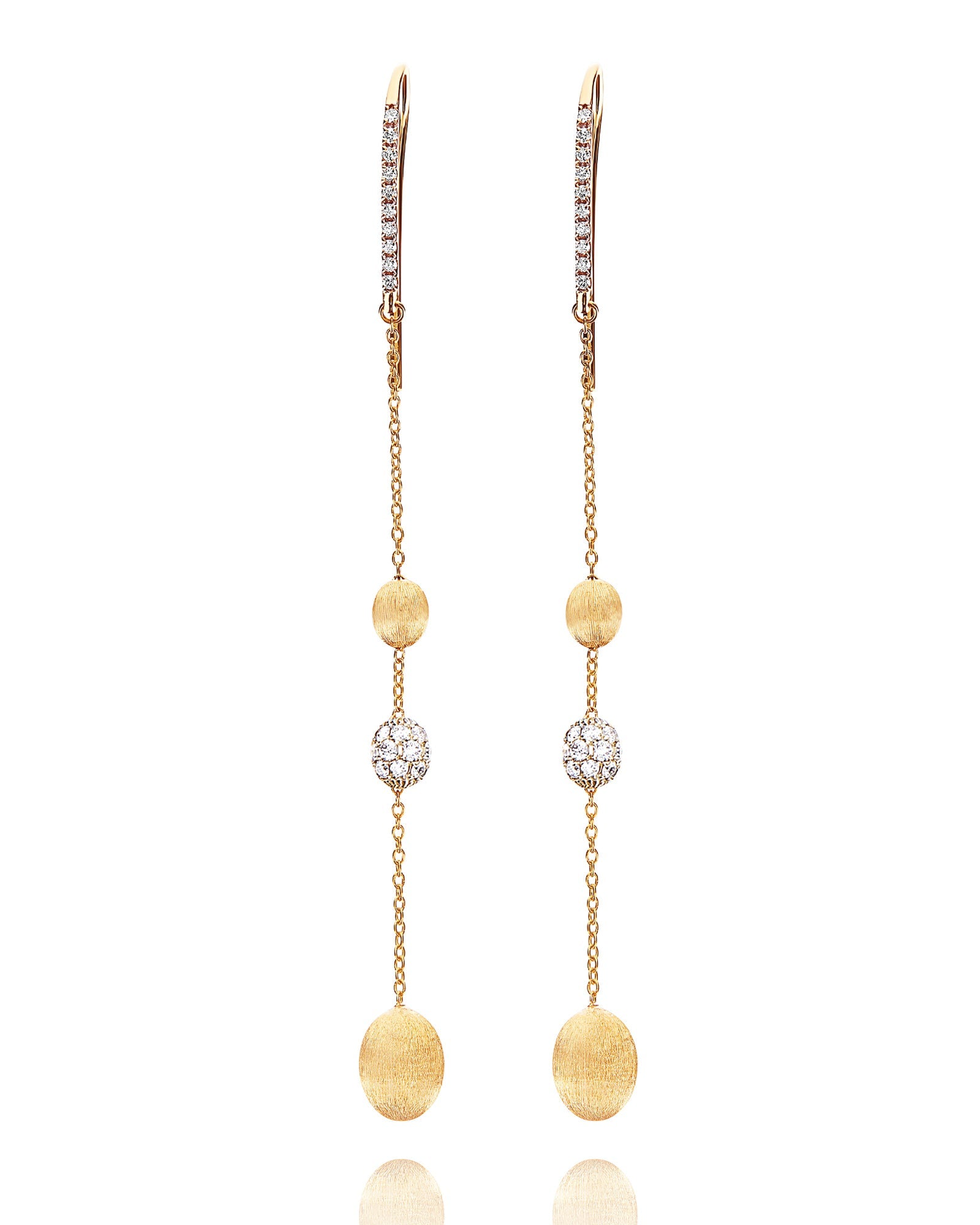 Soffio earrings, long drop, in engraved gold and diamonds