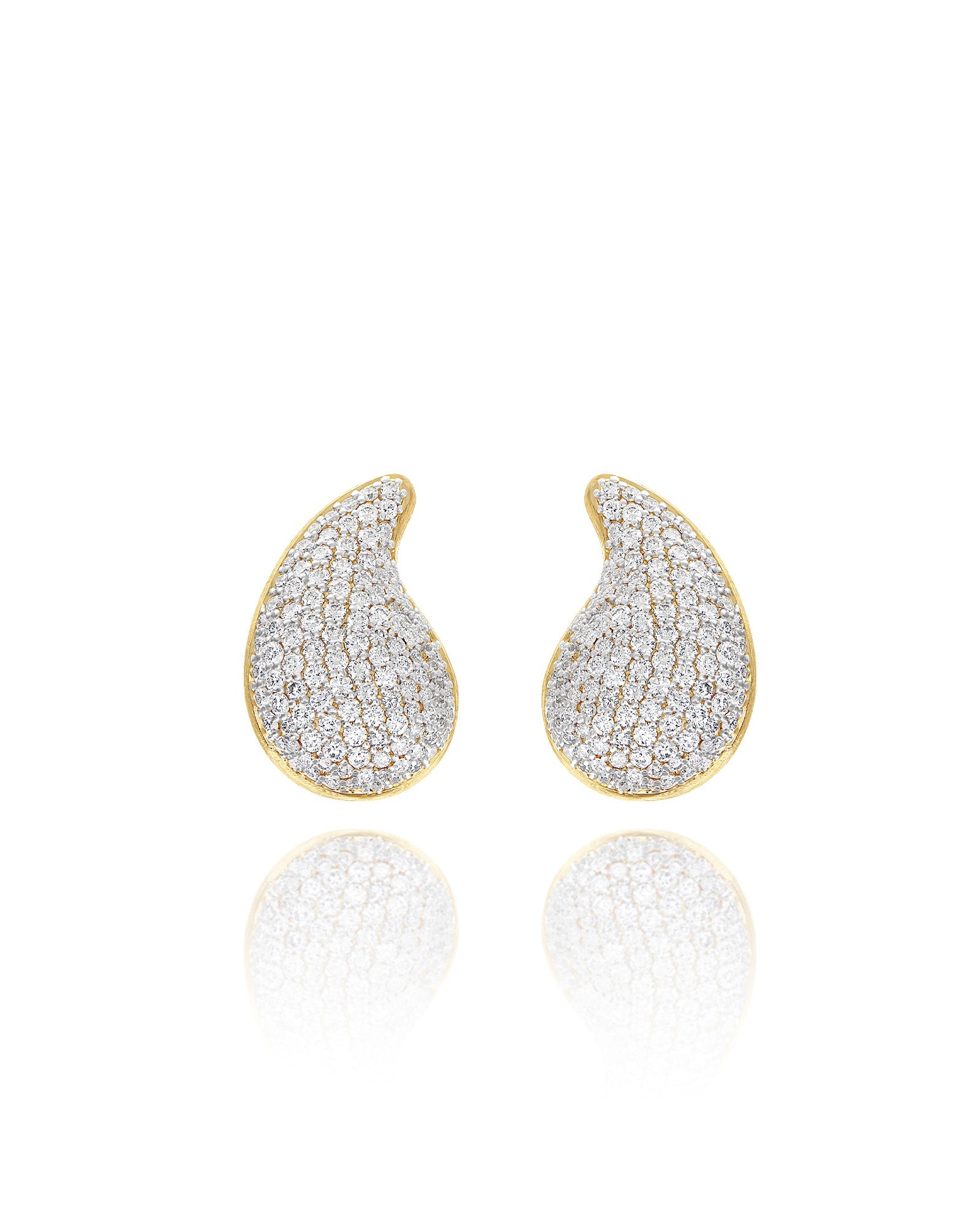 Cashmere earrings (medium), stud, in engraved gold and diamond pavé