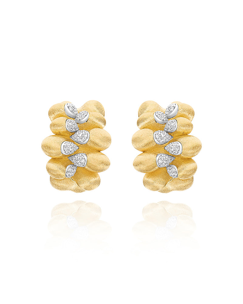 Trasformista earrings, in engraved gold and diamond pavé